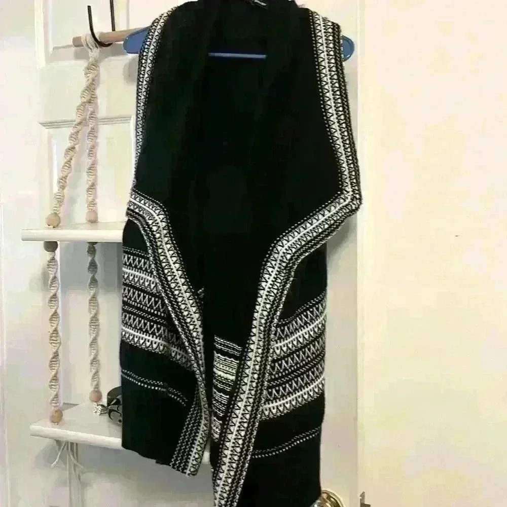 🐳 Black and White Sleeveless Knit Cardigan